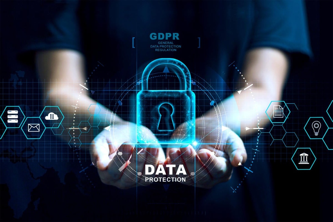 Händer som håller en holografisk projektion av ett blått hänglås med texten DATA PROTECTION och GDPR.